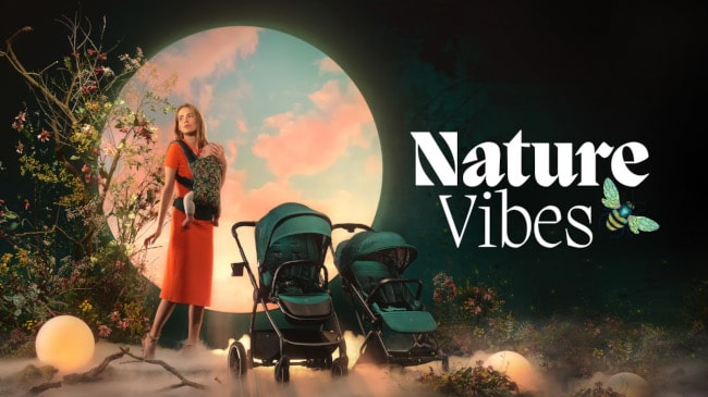 Una mujer está con el carrito, está portando a un bebé en una mochila portabebés, en fondo hay un círculo en el que se ve el cielo en colores rosa y azul. La colección nature vibes de Kinderkraft