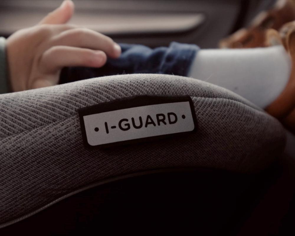 Etiqueta de la silla de coche I-GUARD con su nombre impreso