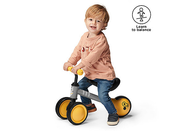 Bicicleta de equilibrio para un niño de un año CUTIE Kinderkraft]